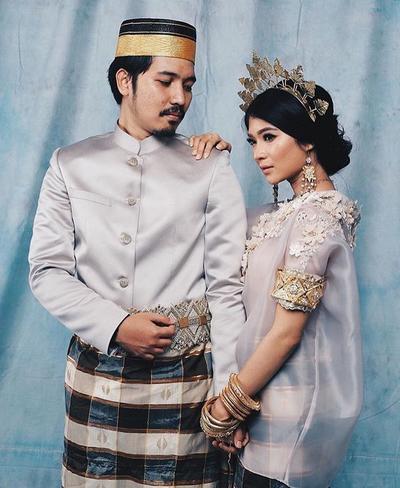 Parade Pengantin Bugis Mengenakan Baju Bodo Kaya Warna