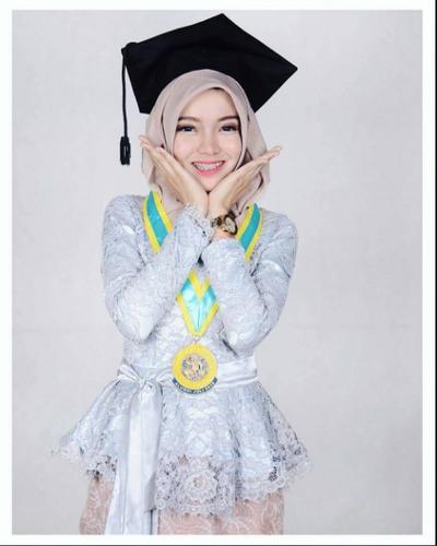 Bahan Jilbab Wisuda