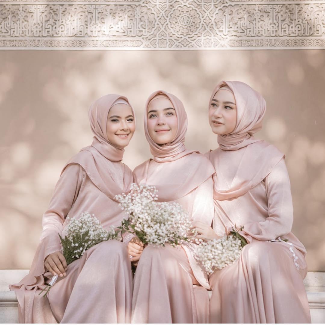 Wah Ini Dia Ide Gaun  Bridesmaid  untuk  Hijabers yang 