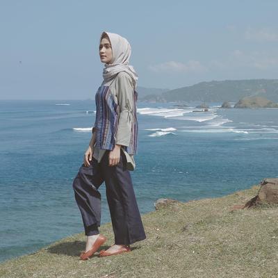 Outfit Pantai Hijab Kulot