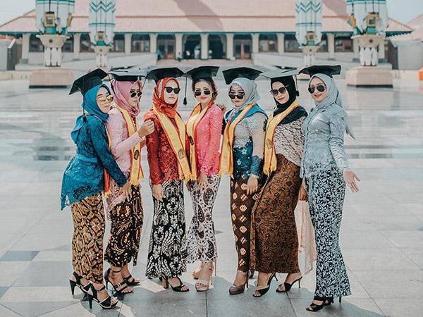  FORUM Tren Foto  Wisuda Pakai Kacamata  Gaya  Kekinian 