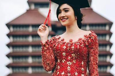 43 Model Baju Wisuda Untuk Orang Tua Terbaik