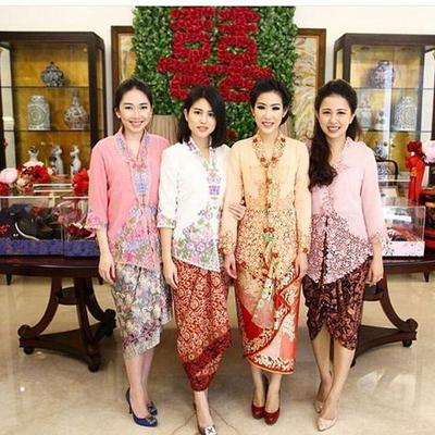 Menuju Akhir Tahun Inilah Deretan Desain Kebaya Wisuda