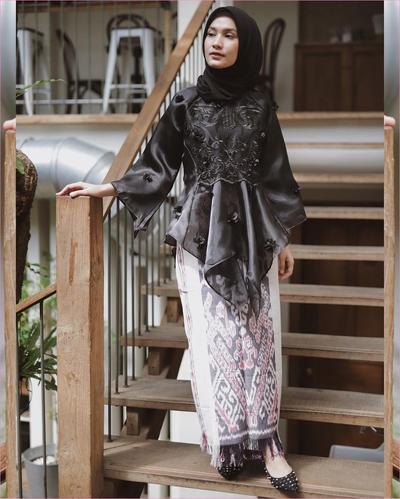 Model Kebaya Brokat Ini Lagi Banyak Dipakai Ke Kondangan