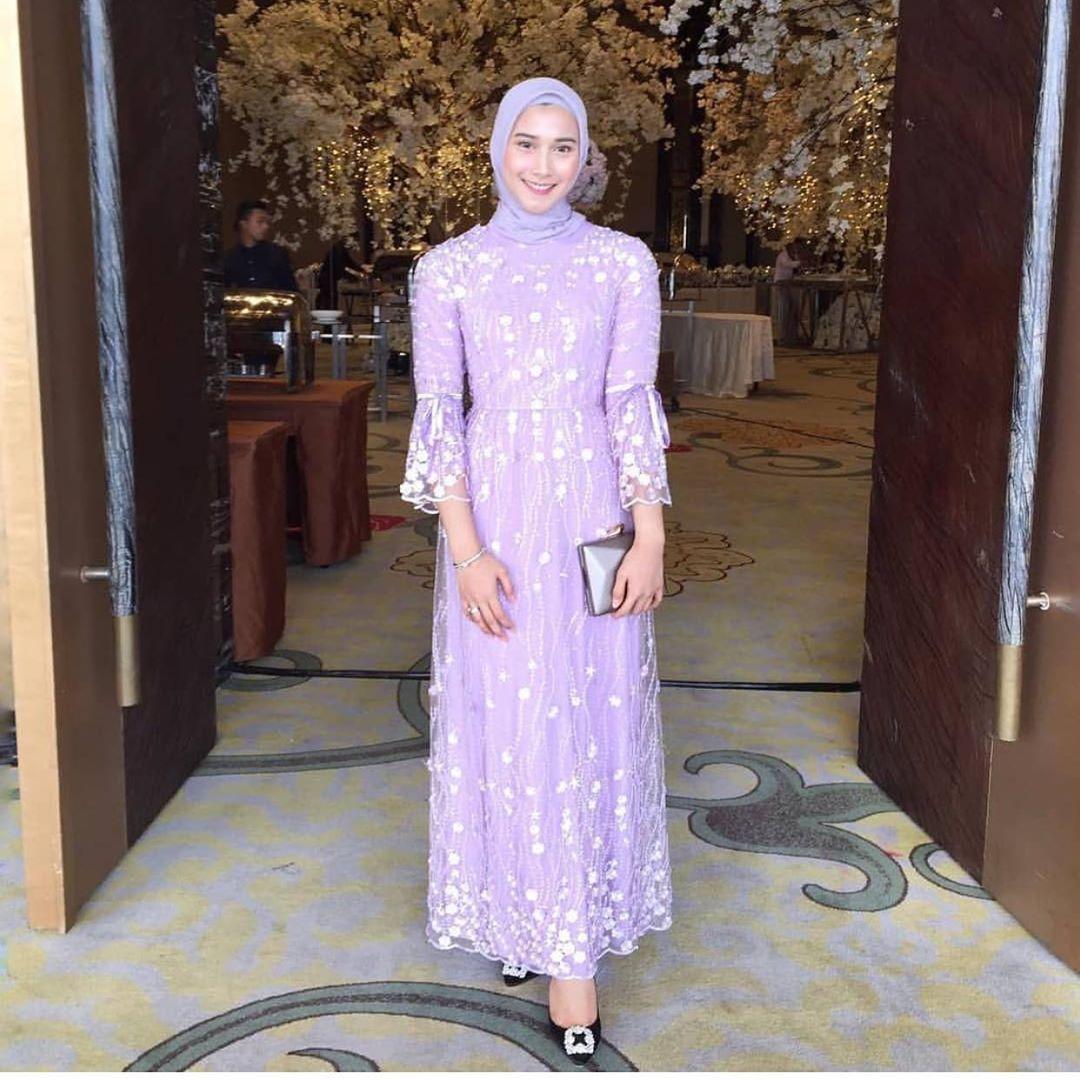 Model Kebaya Brokat Ini Lagi Banyak Dipakai Ke Kondangan Oleh