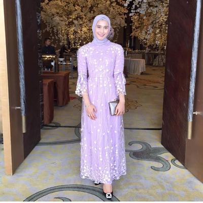 Model Kebaya Brokat Ini Lagi Banyak Dipakai Ke Kondangan