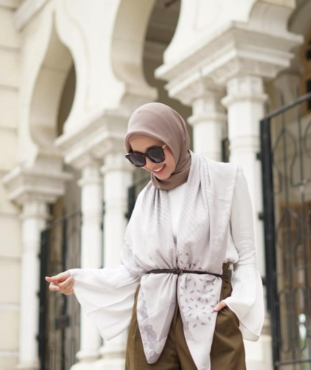 Bongkar Cara Memakai Hijab Segiempat Ala Laudya Cynthia Bella Yang