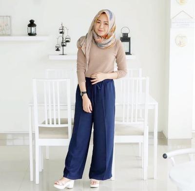 Perpaduan Jilbab Dengan Baju Warna Navy