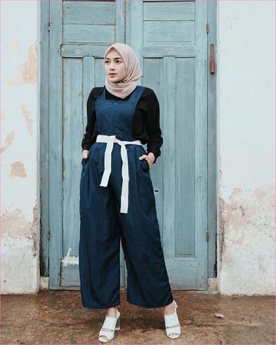 20+ Koleski Terbaru Baju Navy Cocoknya Pakai Jilbab Warna Apa