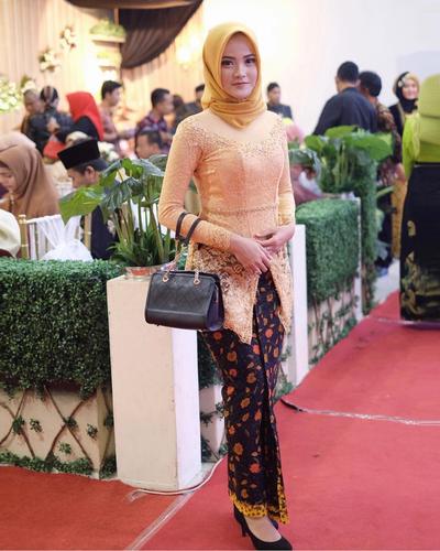 Padu Padan Kebaya dengan Model Rok  Batik  Panjang  Ini Pas 