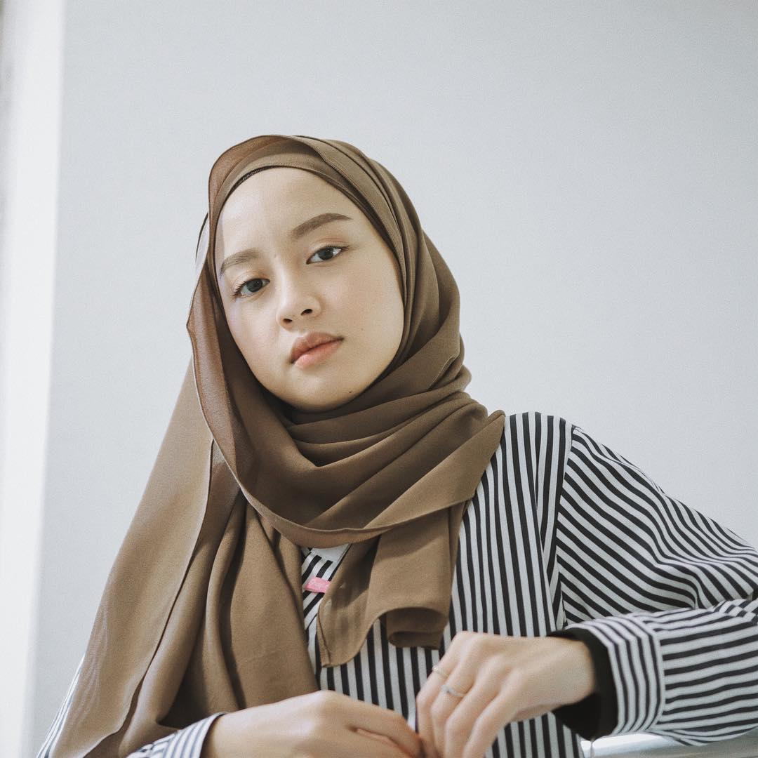 OOTD Hijab Simple Gita Savitri Yang Cocok Banget Dipakai Buat Hang