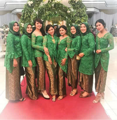 4 Paduan Kebaya Hijab Merah Kain Batik Biar Jadi Pusat