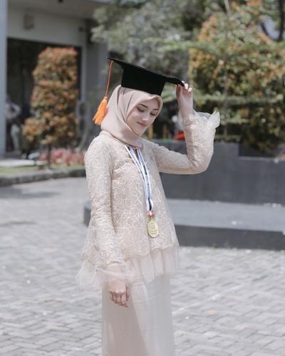 Bukan Hanya Kebaya Outfit Hijab Wisuda Modern Ini Juga