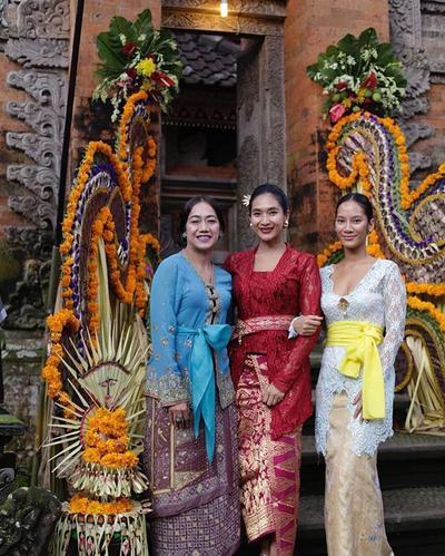5 Artis Cantik dan Anggun dalam Balutan Pakaian  Adat  Bali  