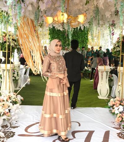 Inspirasi Model Kebaya Berwarna Gold Yang Cantik Gak Bikin