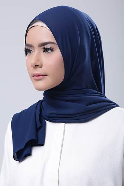 Model Jilbab Warna Biru Dongker