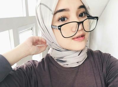 Keren Pose Gaya Selfie Hijab Kekinian