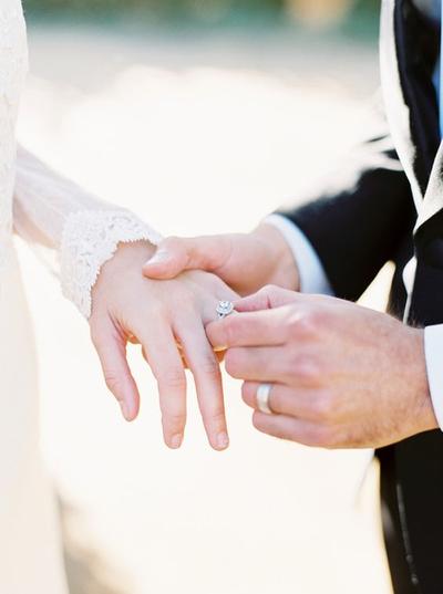 Simple namun Cantik, Ini Dia Sederet Desain Cincin Tunangan Terbaik untuk Momen Lamaranmu!