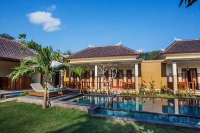 Hotel Dengan Kolam Renang Tepi Pantai Di Pantai Kukup Ini