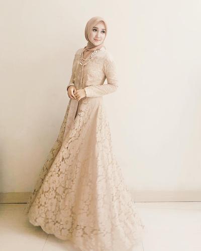 Pilihan Gaya Kebaya Modern Brukat Untuk Bridesmaid Ala Dian