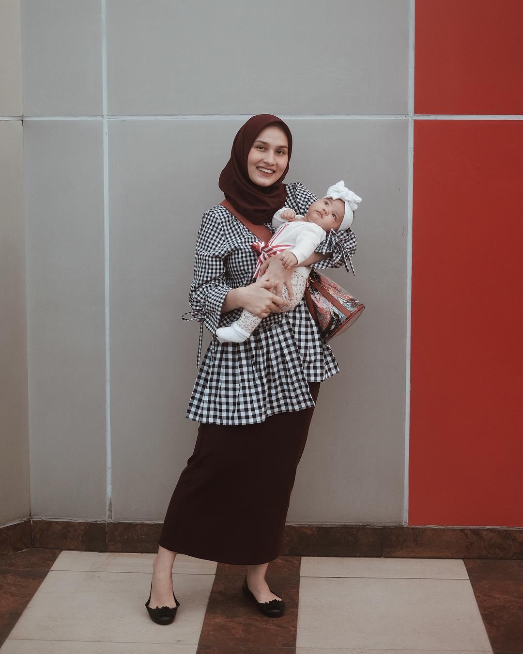 5 Inspirasi OOTD Hijab Ala Dwi Handayani Dengan Freya Putri Kecil