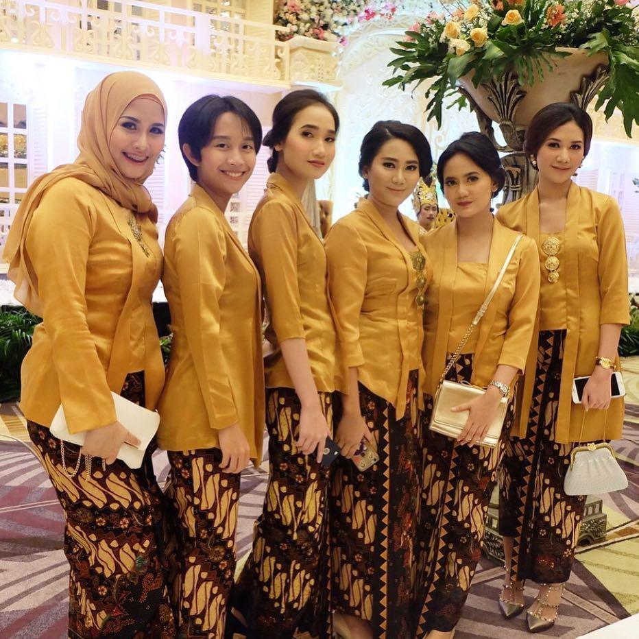 5 Cara Memilih Bawahan Yang Tepat Untuk Baju Kebaya Warna Emas