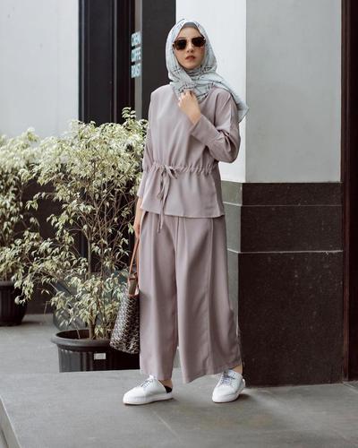 20+ Koleski Terbaru Baju Kondangan Simple Hijab Celana Kulot