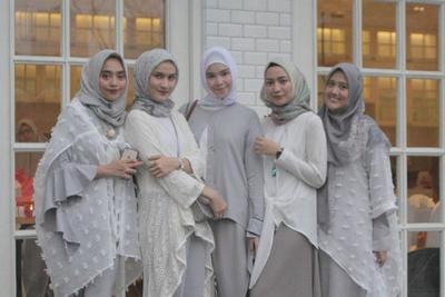 Jilbab Apa Yang Cocok Untuk Baju Warna Abu Abu