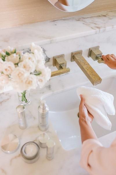 Tepuk-Tepuk dengan handuk hangat