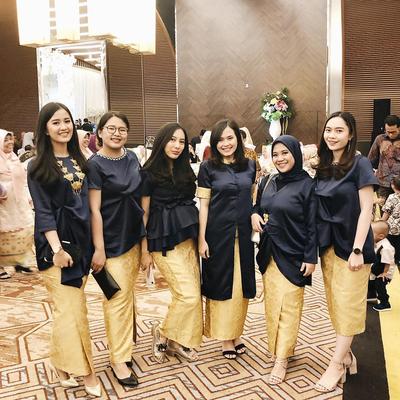 Inspirasi Padu Padan Baju Kondangan Hitam Dan Gold Yang Elegan