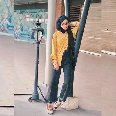 Baju Putih Jilbab Kuning Kunyit