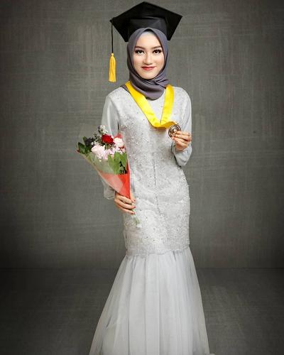 Bukan Hanya Kebaya Outfit  Hijab Wisuda Modern Ini Juga 